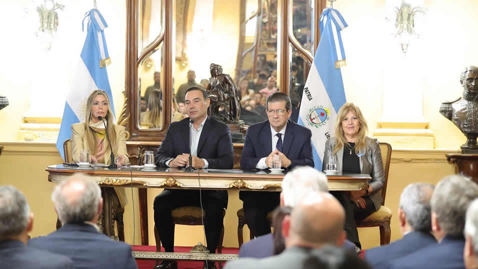 FUDECOR: Valdés realizó la primera entrega de microcréditos a emprendedores